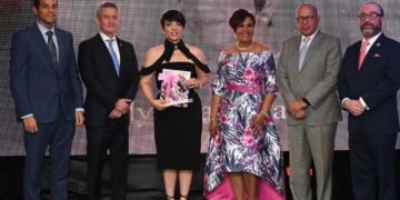 Superintendencia de Seguros reconoce aportes de Kalys Bautista