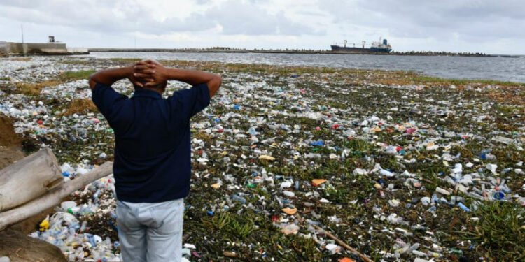 El la playa de Montesionos esta llena de basura plasticay las lilas
