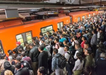 Usuarios Metro Santo Domingo enfrentan largas filas y retrasos