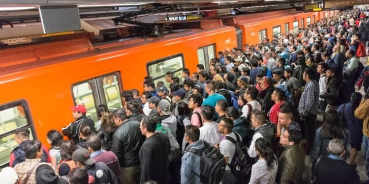 Usuarios Metro Santo Domingo enfrentan largas filas y retrasos