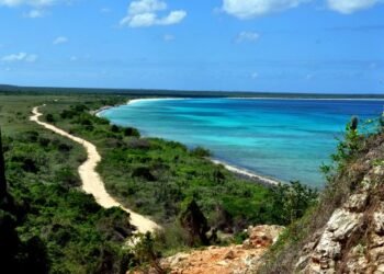 Ministro Medio Ambiente dice en la playa Bucanyé, Pedernales no se puede levantar edificios