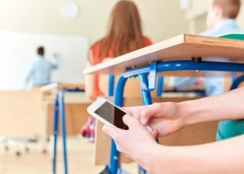 Unesco: prohibir los teléfonos móviles en las escuelas mejora el rendimiento