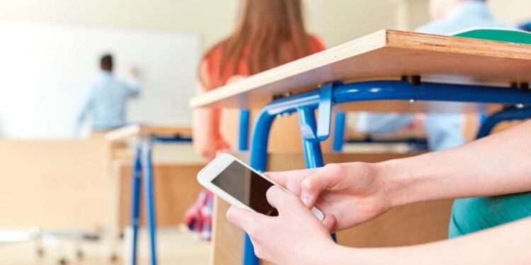Unesco: prohibir los teléfonos móviles en las escuelas mejora el rendimiento