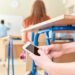 Unesco: prohibir los teléfonos móviles en las escuelas mejora el rendimiento