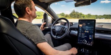 Ford lanza en autopistas británicas su sistema de conducción manos libres