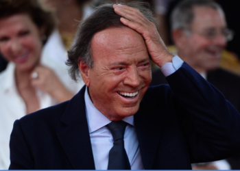 Julio Iglesias se divierte con los memes con su rostro: “No sé quién empezó con eso”