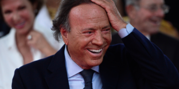 Julio Iglesias se divierte con los memes con su rostro: “No sé quién empezó con eso”