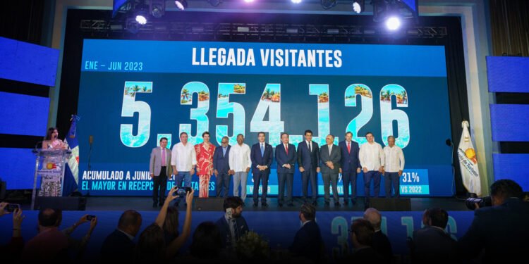 Ministerio de Turismo: por primera vez República Dominicana recibe más de 5.3 millones de visitantes