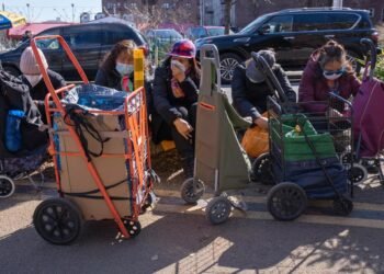 Migrantes duermen en buses y calles en una Nueva York sin camas disponibles