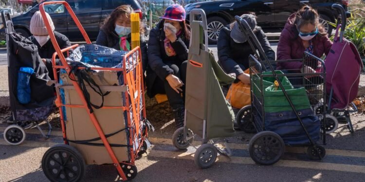 Migrantes duermen en buses y calles en una Nueva York sin camas disponibles