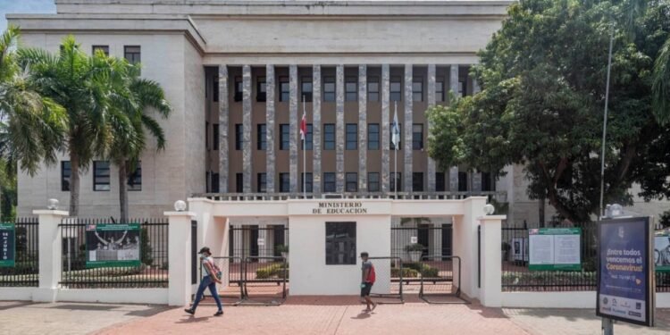 Ministerio de Educación informa que 2,122 monitores han aprobado el Concurso Docente