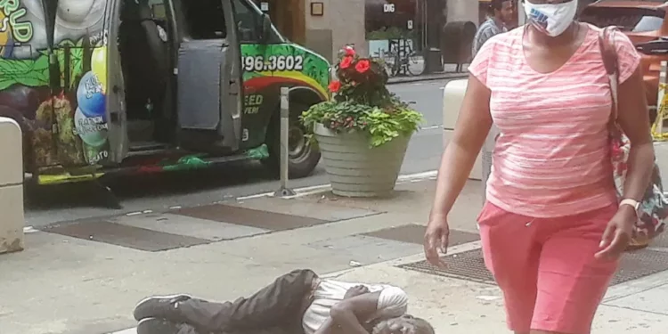 Alerta por mayor indigencia en New York:personas sin hogar y llegada masiva de inmigrantes arrecian la crisis