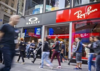 Demandan al fabricante de gafas Ray-Ban y Oakley por inflar los precios un 1.000 %
