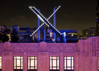 Vecinos se quejan de iluminación de la gigantesca X en el tejado de la antigua Twitter