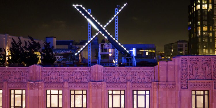 Vecinos se quejan de iluminación de la gigantesca X en el tejado de la antigua Twitter