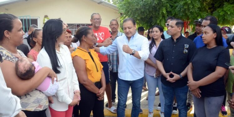 Abel Martínez entregó calle en hormigón construida en la comunidad de Arroyo Hondo Abajo