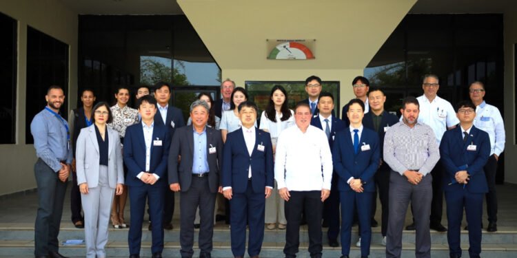 Ejecutivos de Korea Exports Corporation visita el IDAC y reitera interés en aeropuerto de Pedernales