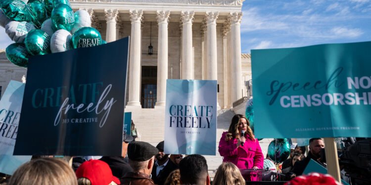 La Corte Suprema de EE.UU. dictamina que las empresas puedan rechazar a los clientes LGBTQ+