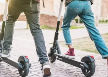 Un estudio sugiere que los patinetes eléctricos son más peligrosos que las motocicletas