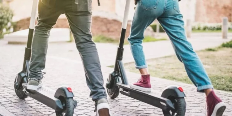 Un estudio sugiere que los patinetes eléctricos son más peligrosos que las motocicletas