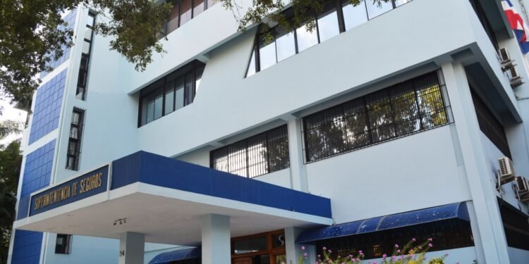 Superintendencia de Seguros descontinúa cobros adicionales por certificaciones y rastreos