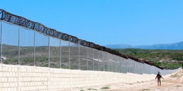 La construcción de la verja fronteriza marcha a buen ritmo, según el ministro de Defensa