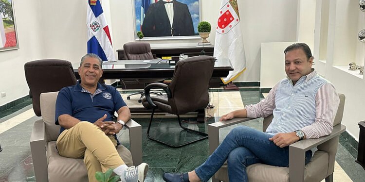 Abel Martínez recibe visita del congresista Adriano Espaillat