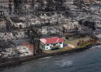 Una sola casa sobrevive el fuego en la antigua capital de Hawái destruida por los incendios