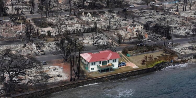 Una sola casa sobrevive el fuego en la antigua capital de Hawái destruida por los incendios