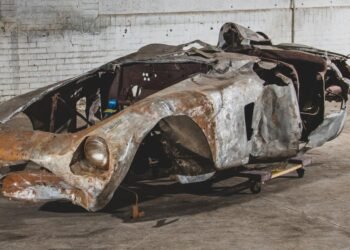 La carrocería calcinada de un viejo Ferrari se vende por 2 millones de dólares