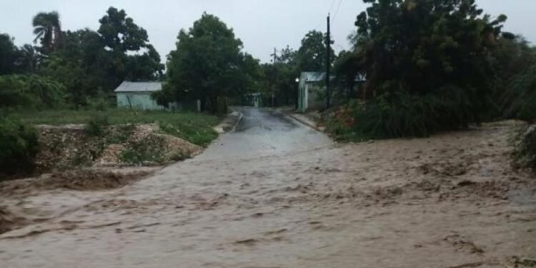 Permanecen incomunicadas 29 comunidades por tormenta Franklin