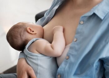 Lactancia materna: ¿Duermen mejor los bebés que toman el pecho o los de biberón?