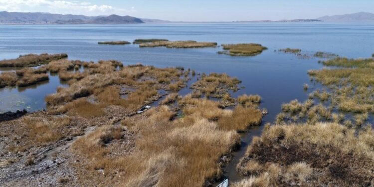 Aguas del lago Titicaca descienden a niveles históricos por cambio climático
