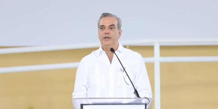 Presidente Abinader anuncia transporte escolar gratis para Santo Domingo