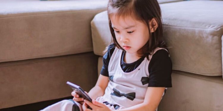 China busca limitar a dos horas diarias el uso de los ‘smartphones’ para los menores