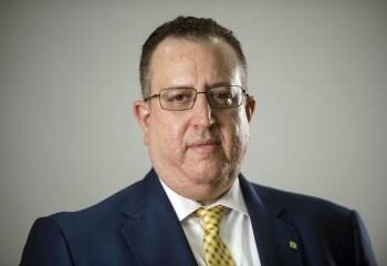 Economista dice: “gobierno sobrevive pagando intereses de la deuda con más préstamos”