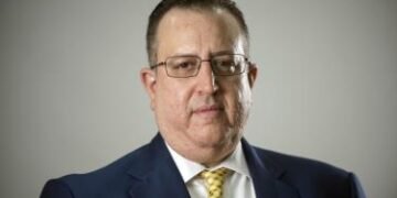 Economista dice: “gobierno sobrevive pagando intereses de la deuda con más préstamos”