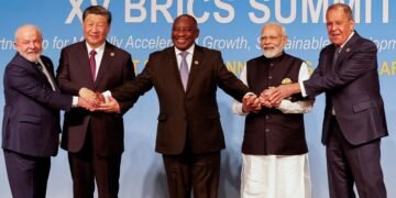 “No suma nada”: dura crítica de los economistas al anuncio del ingreso de Argentina a los BRICS