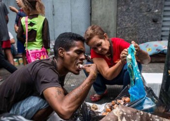 Venezuela entra de nuevo en recesión; hay mayor pobreza