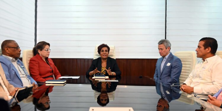 Josefa Castillo informa sector seguros asume compromiso para responder polizas de clientes ante catastrofe de San Cristobal