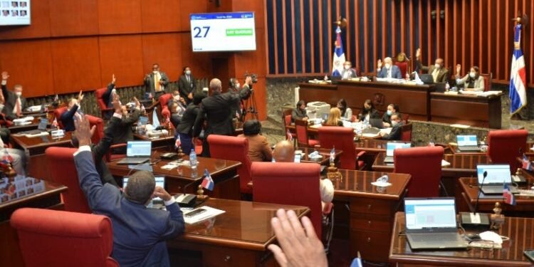 Senadores aprueban dos préstamos por 390 millones de dólares