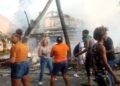 Cadena humana para auxiliar y apagar incendio en Las Terrenas