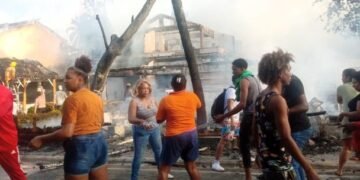 Cadena humana para auxiliar y apagar incendio en Las Terrenas