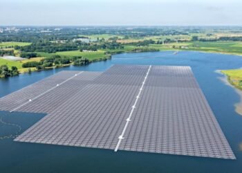 Evalúan instalación de paneles solares flotantes en embalses de presas