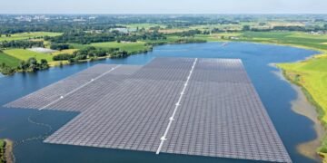 Evalúan instalación de paneles solares flotantes en embalses de presas