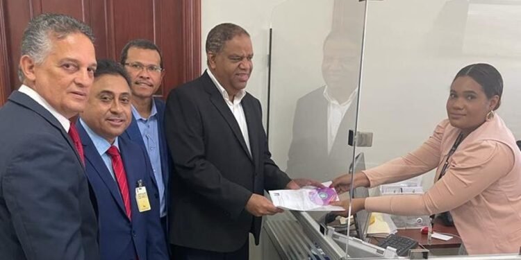Partido de la Liberación Dominicana (PLD) entrega el padrón de militantes a la JCE