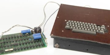 Subastan computadora con la que inició el imperio Apple