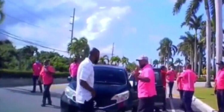 Persisten enfrentamientos entre compañías de taxis y Uber por el control de pasajeros en Bávaro