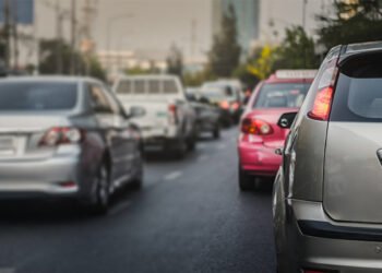 Vehículos deberán transitar con dos placas a partir del 2024