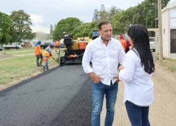 Alcalde Abel Martínez realiza supervisión del asfaltado en calles interiores y remozamiento capilla cementerio El Ingenio